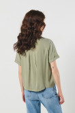 Blusa unicolor con cuello camisero y bolsillo cuadrado
