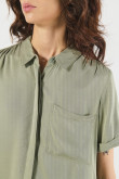 Blusa unicolor con cuello camisero y bolsillo cuadrado
