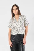 Blusa en satín manga corta unicolor con diseños estampados