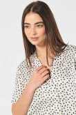 Blusa en satín manga corta unicolor con diseños estampados