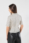 Blusa en satín manga corta unicolor con diseños estampados