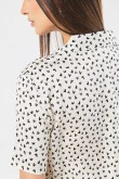 Blusa en satín manga corta unicolor con diseños estampados