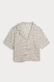 Blusa en satín manga corta unicolor con diseños estampados