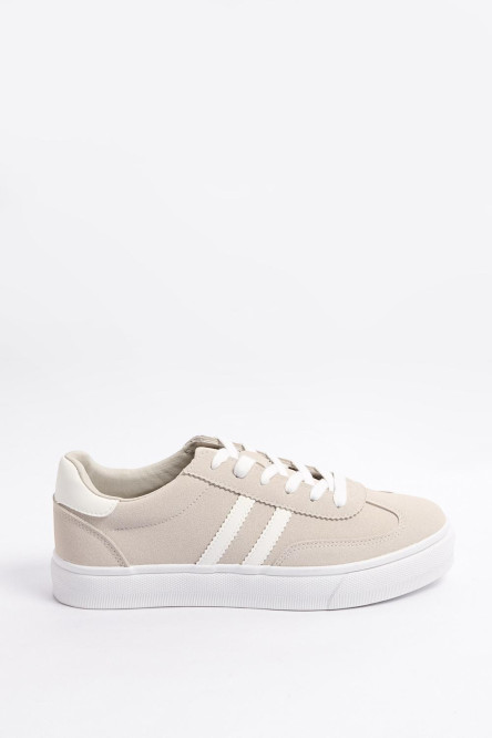 Tenis casuales grises claros con contrastes blancos