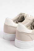Tenis casuales grises claros con contrastes blancos