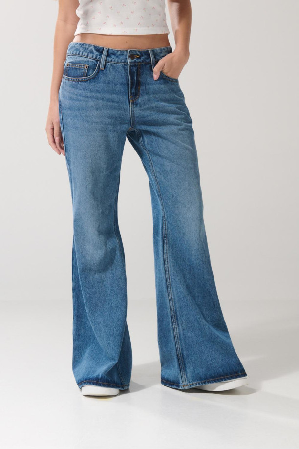 Jean flare tiro medio azul claro con bota ancha y bolsillos