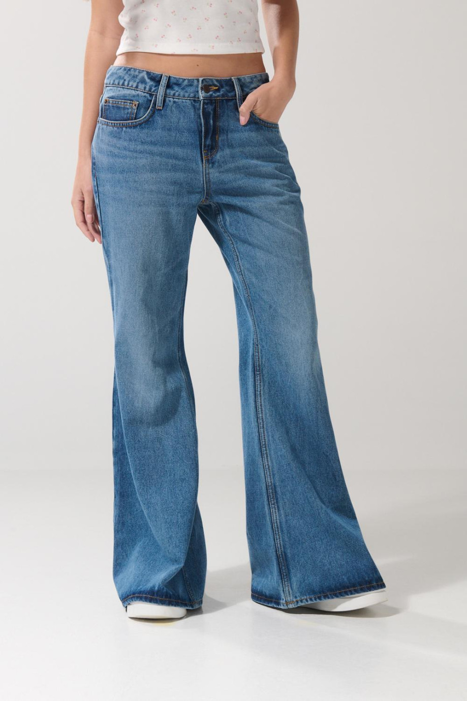 Jean flare tiro medio azul claro con bota ancha y bolsillos
