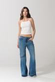 Jean flare tiro medio azul claro con bota ancha y bolsillos