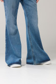 Jean flare tiro medio azul claro con bota ancha y bolsillos