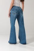 Jean flare tiro medio azul claro con bota ancha y bolsillos