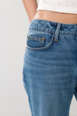 Jean flare tiro medio azul claro con bota ancha y bolsillos