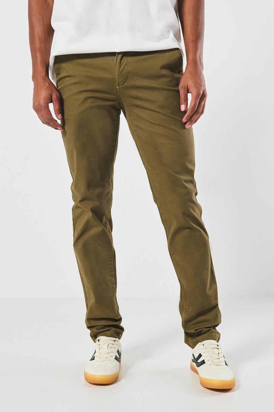 Pantalón unicolor slim en dril con bolsillos y tiro medio