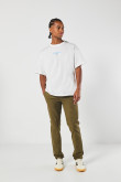 Pantalón unicolor slim en dril con bolsillos y tiro medio