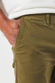 Pantalón unicolor slim en dril con bolsillos y tiro medio