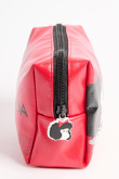 Cosmetiquera roja oscura con diseño de Mafalda