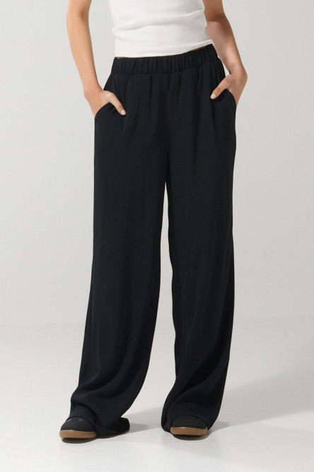 Pantalón tiro alto palazzo negro con bota recta y bolsillos