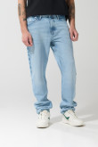 Jean azul claro 90´S con bota recta y desgastes ligeros