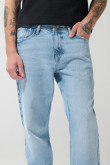Jean azul claro 90´S con bota recta y desgastes ligeros