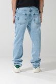 Jean azul claro 90´S con bota recta y desgastes ligeros