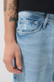 Jean azul claro 90´S con bota recta y desgastes ligeros