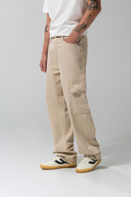 Jean cargo kaki claro con bolsillos laterales y bota recta