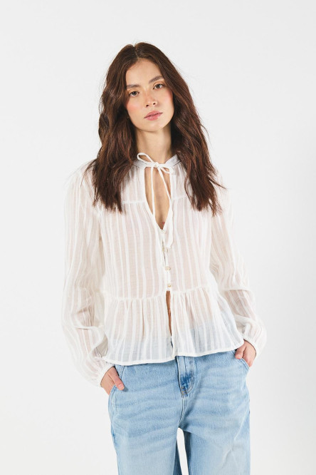 Blusa blanca con manga larga y cuello nerú con cordón