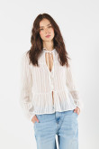 Blusa blanca con manga larga y cuello nerú con cordón