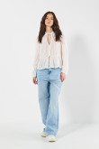 Blusa blanca con manga larga y cuello nerú con cordón