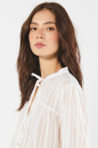 Blusa blanca con manga larga y cuello nerú con cordón