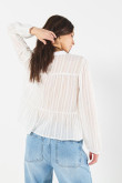 Blusa blanca con manga larga y cuello nerú con cordón