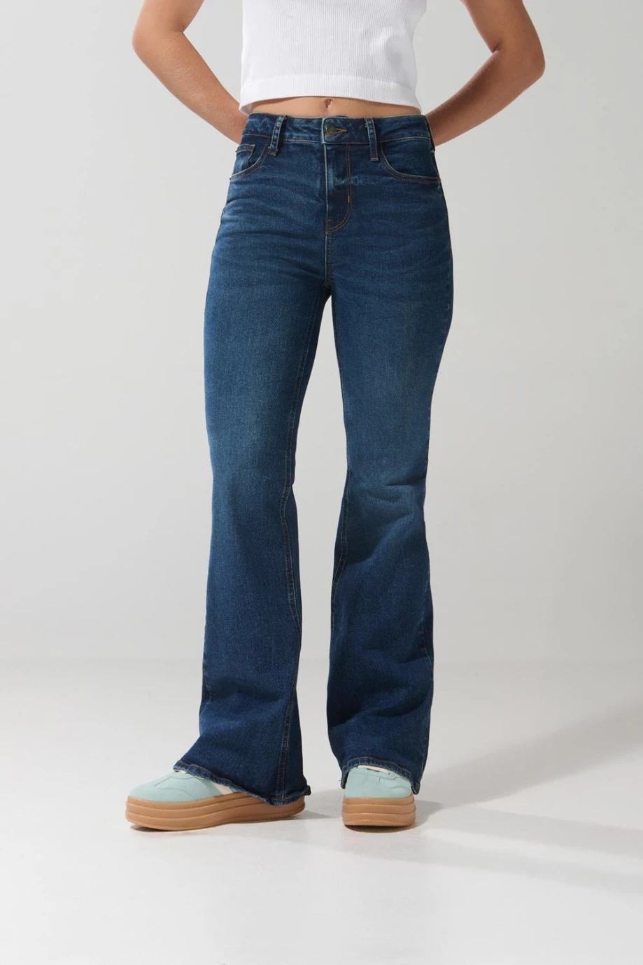 Jean flare azul oscuro con tiro alto y bota ancha