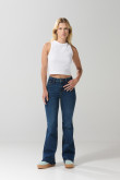 Jean flare azul oscuro con tiro alto y bota ancha