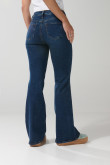 Jean flare azul oscuro con tiro alto y bota ancha