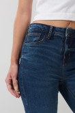 Jean flare azul oscuro con tiro alto y bota ancha