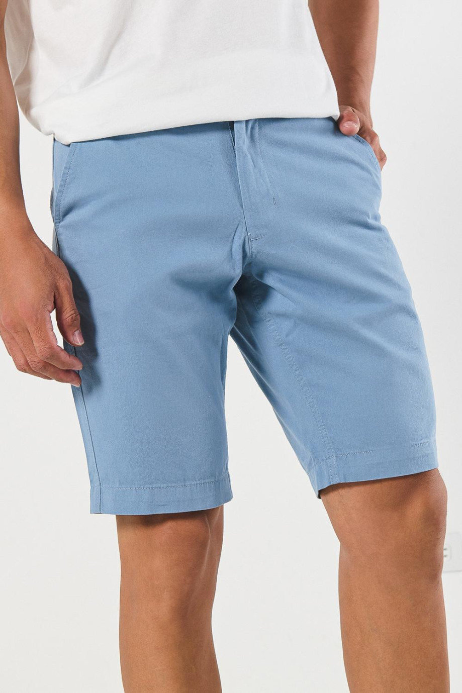 Bermuda en dril unicolor ajustada con tiro bajo y bolsillos