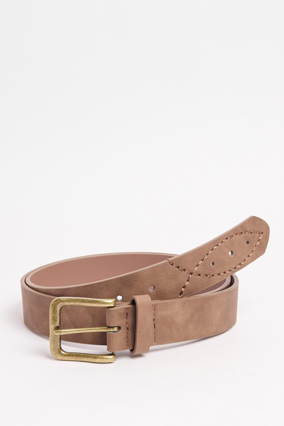 Cinturón café con bordado decorativo y hebilla metálica