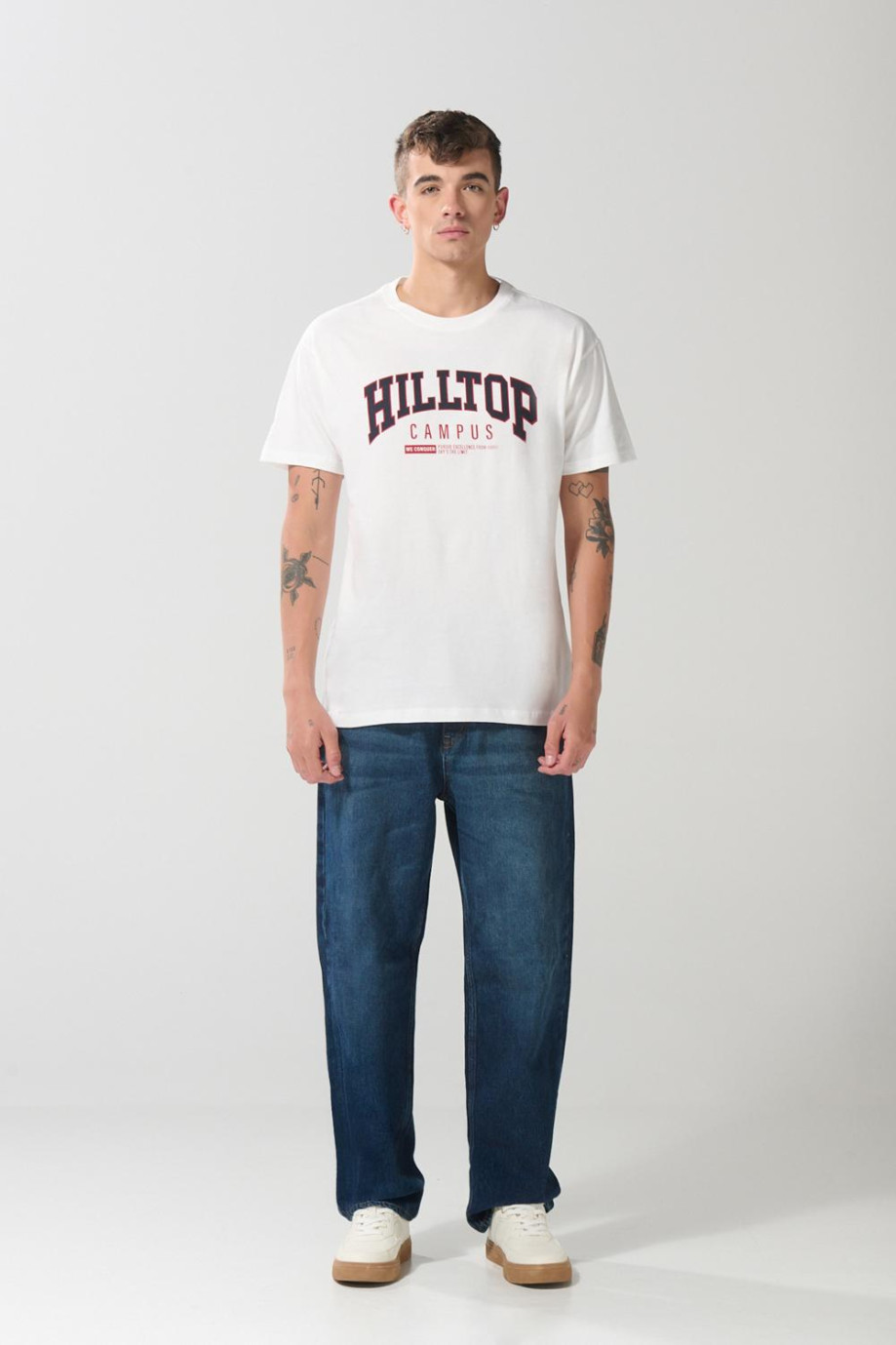Camiseta crema en algodón college con cuello redondo