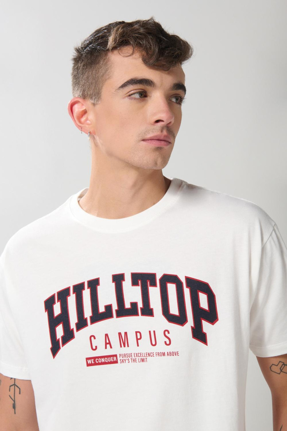 Camiseta crema en algodón college con cuello redondo