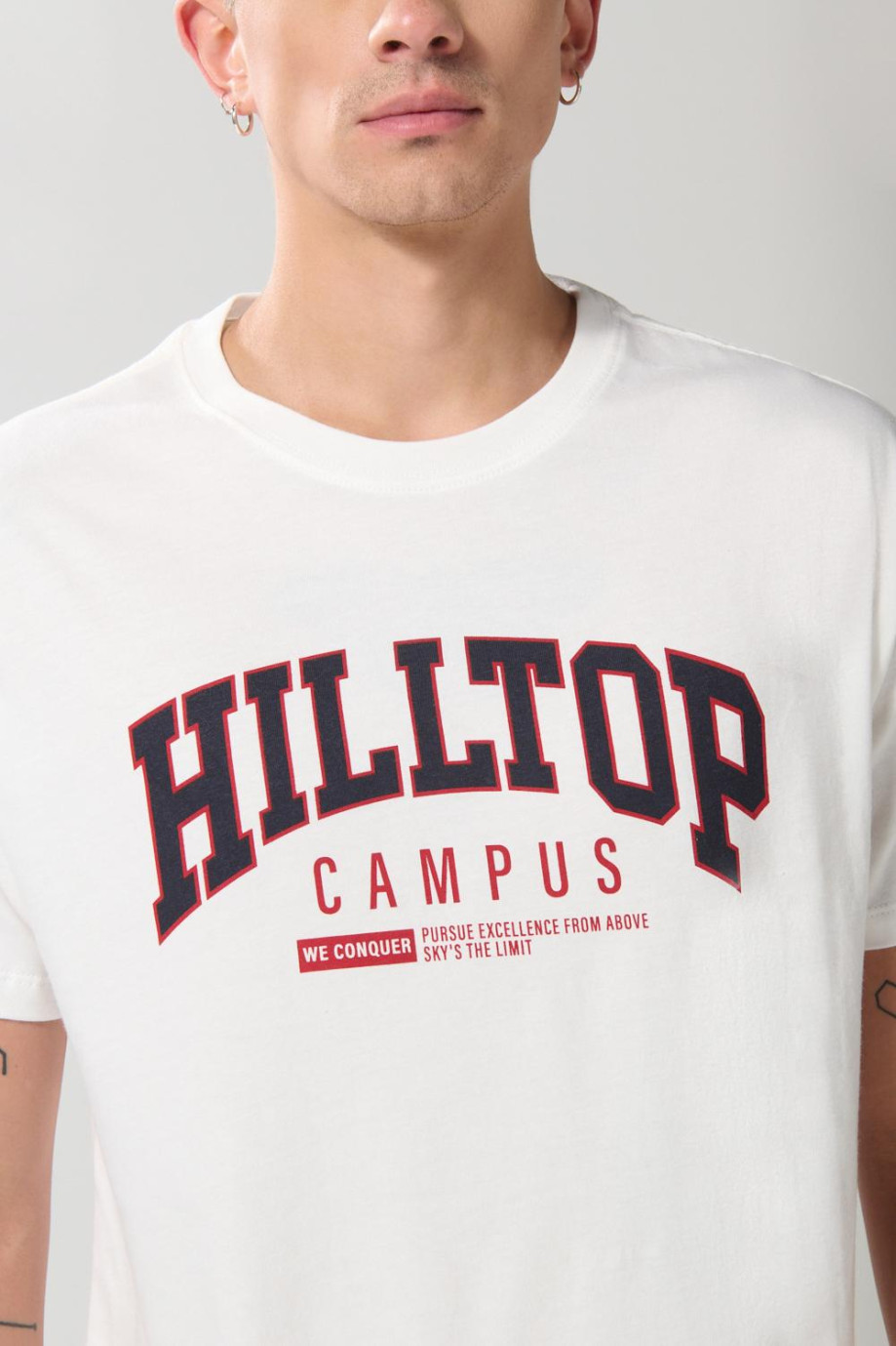 Camiseta crema en algodón college con cuello redondo