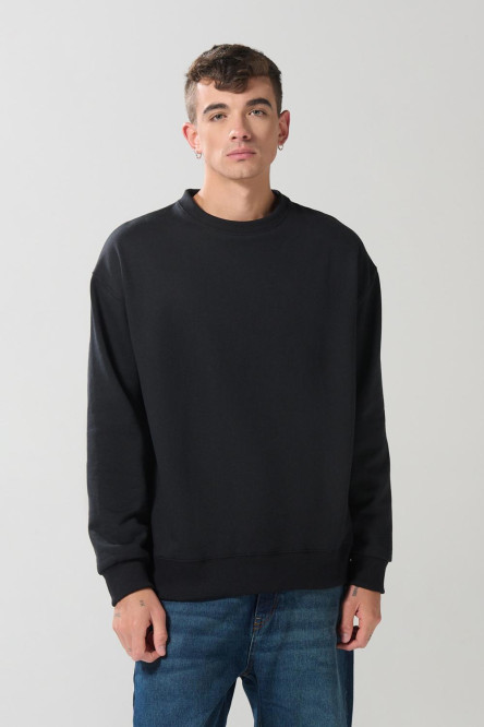 Buzo negro oversize con cuello redondo y manga larga