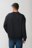 Buzo negro oversize con cuello redondo y manga larga