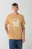 Camiseta café clara cuello redondo con arte college