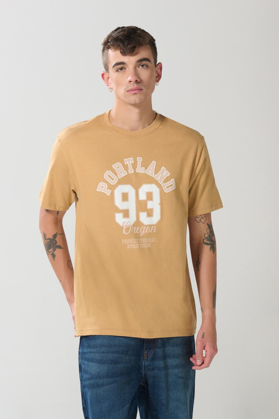 Camiseta café clara cuello redondo con arte college