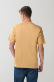 Camiseta café clara cuello redondo con arte college