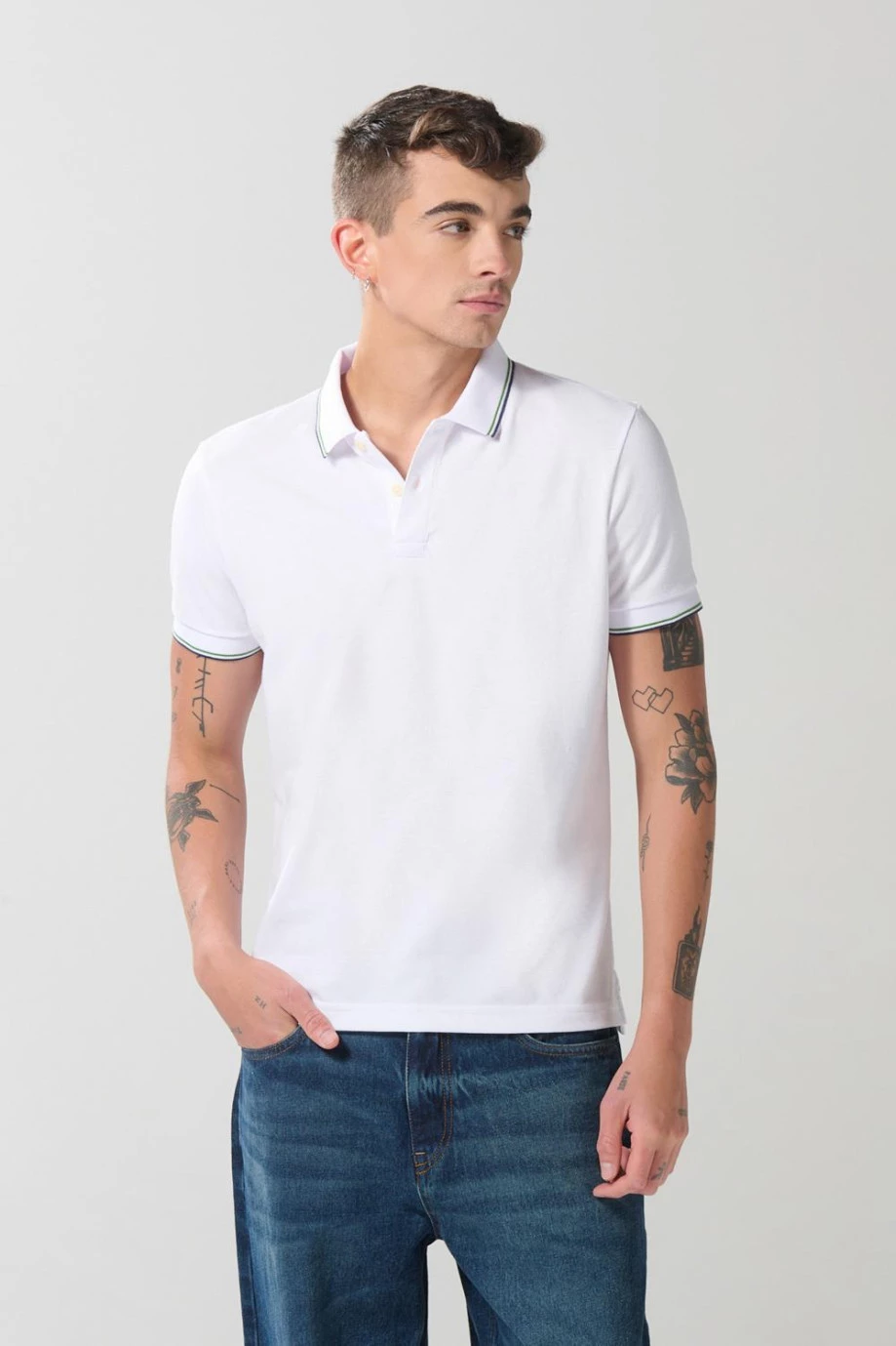 Camiseta unicolor polo con manga corta y aberturas