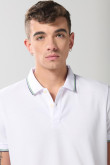 Camiseta unicolor polo con manga corta y aberturas
