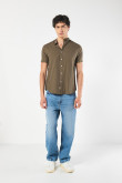 Camisa verde oscura cuello nerú con diseños de puntos