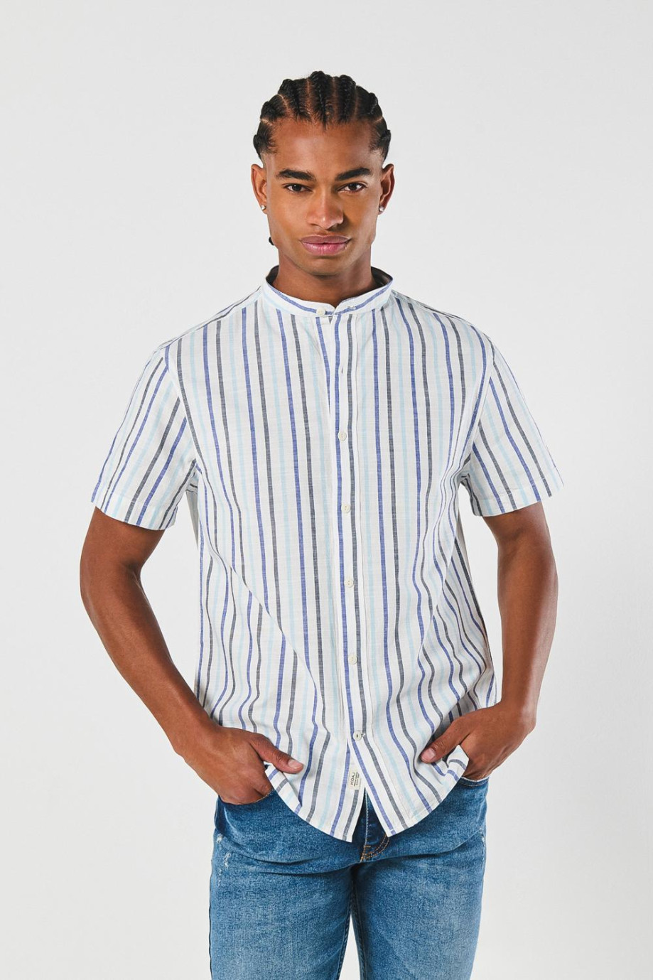 Camisa cuello nerú blanca con rayas en contraste