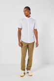 Camisa cuello button down unicolor con manga corta