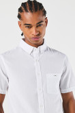 Camisa cuello button down unicolor con manga corta